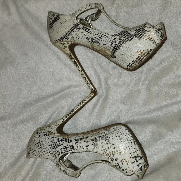 Women's high heels shoes/ STEVE MADDEN/ Color White with Gold / size 6 - Picture 3 of 7